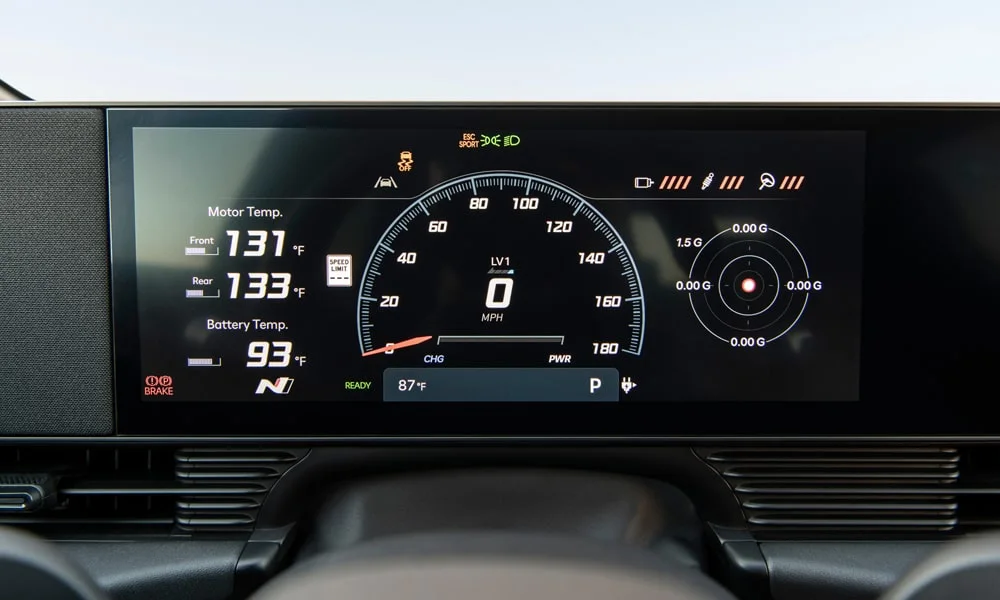 Фото Hyundai IONIQ 5 N — приборная панель. Экран приборов за рулём — вся ходовая информация перед глазами Hyundai IONIQ 5 N — приборная панель