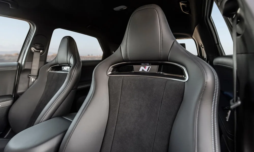 Фото Hyundai IONIQ 5 N — интерьер. Общий план салона: архитектура панели, консоль и кресла Hyundai IONIQ 5 N — интерьер