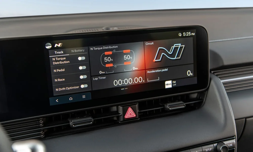 Фото Hyundai IONIQ 5 N — экран мультимедиа. Интерфейс медиасистемы крупным планом. Быстрота отклика интерфейса важнее диагонали — оцените её на тест-драйве Hyundai IONIQ 5 N — экран мультимедиа