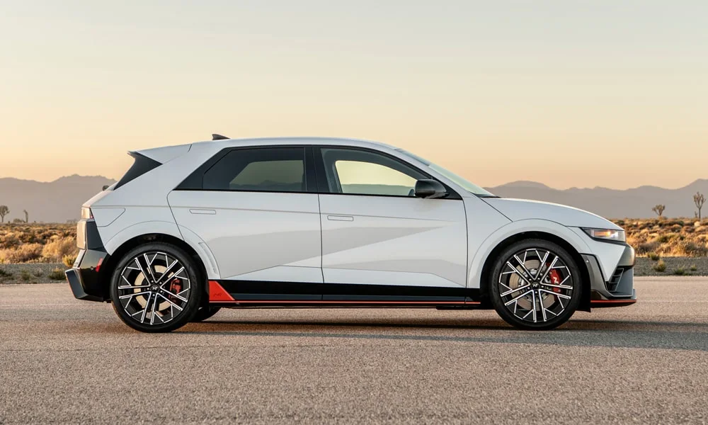 Фото Hyundai IONIQ 5 N — вид сбоку. Профиль в белом цвете: соотношение колёсной базы и свесов Hyundai IONIQ 5 N — вид сбоку