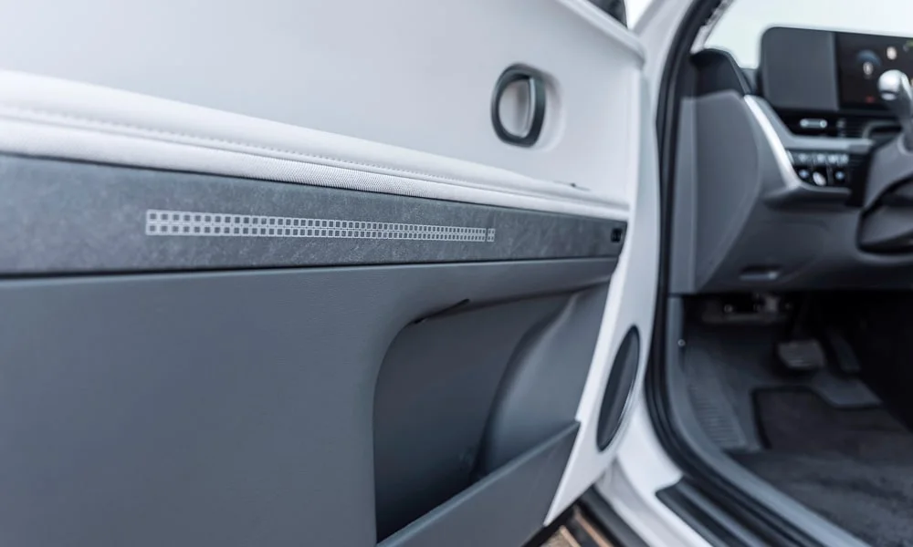Фото Hyundai IONIQ 5 (2024) — дверная карта. Внутренняя панель двери: сочетание материалов и компоновка управления в светло-серой гамме Hyundai IONIQ 5 (2024) — дверная карта