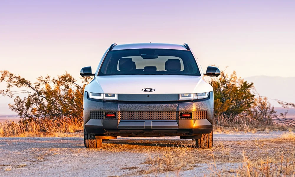 Фото Hyundai IONIQ 5 (2024) — вид спереди, фото 2. Анфас: пропорции капота, посадка кузова и графика ходовых огней Hyundai IONIQ 5 (2024) — вид спереди, фото 2