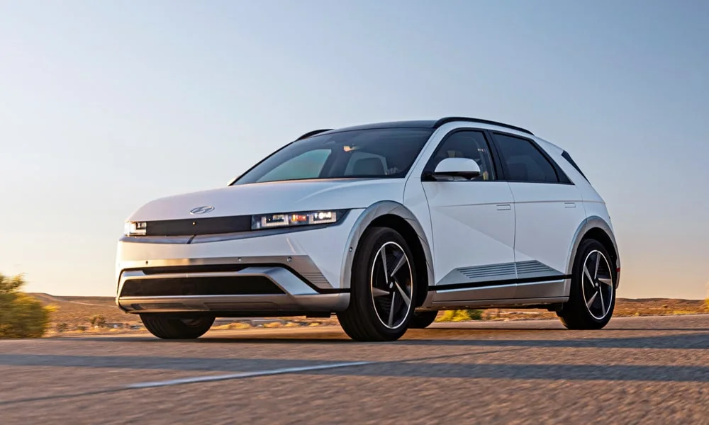 Фото Hyundai IONIQ 5 (2024) — вид спереди, фото 7. Кузов в белом цвете: рисунок оптики и решётки задаёт узнаваемое «лицо» модели Hyundai IONIQ 5 (2024) — вид спереди, фото 7
