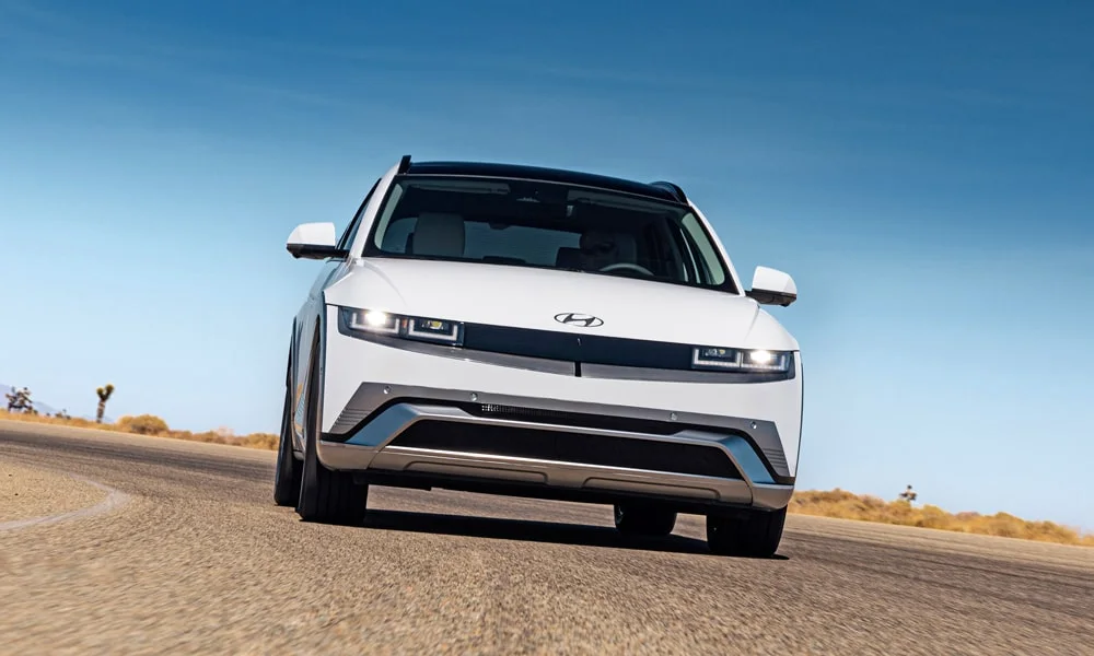 Фото Hyundai IONIQ 5 (2024) — вид спереди, фото 9. Оптика, решётка и бампер — первое впечатление о модели. Рисунок ходовых огней — подпись модели, по нему её узнают в потоке Hyundai IONIQ 5 (2024) — вид спереди, фото 9