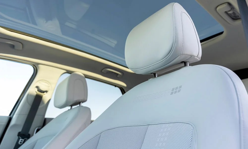 Фото Hyundai IONIQ 5 (2024) — интерьер. Общий план салона: архитектура панели, консоль и кресла. Уровень отделки читается по стыкам панелей и мягким поверхностям в зонах касания Hyundai IONIQ 5 (2024) — интерьер