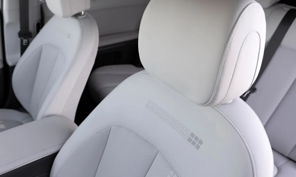 Фото Hyundai IONIQ 5 (2024) — интерьер, фото 2. Общий план салона: архитектура панели, консоль и кресла. Светлая гамма зрительно расширяет салон, тёмная — практичнее в уходе Hyundai IONIQ 5 (2024) — интерьер, фото 2