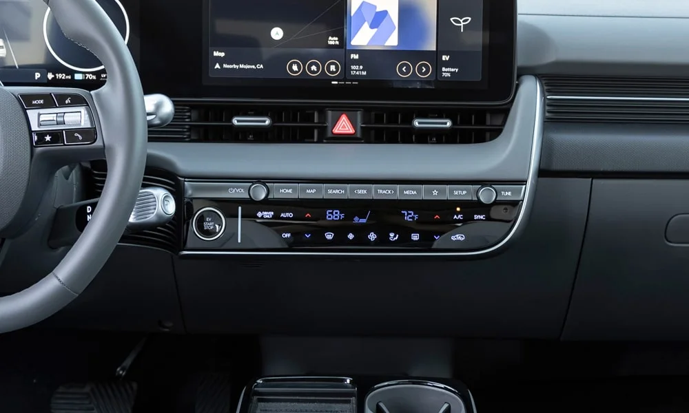 Фото Hyundai IONIQ 5 (2024) — экран мультимедиа, фото 2. Интерфейс медиасистемы крупным планом Hyundai IONIQ 5 (2024) — экран мультимедиа, фото 2