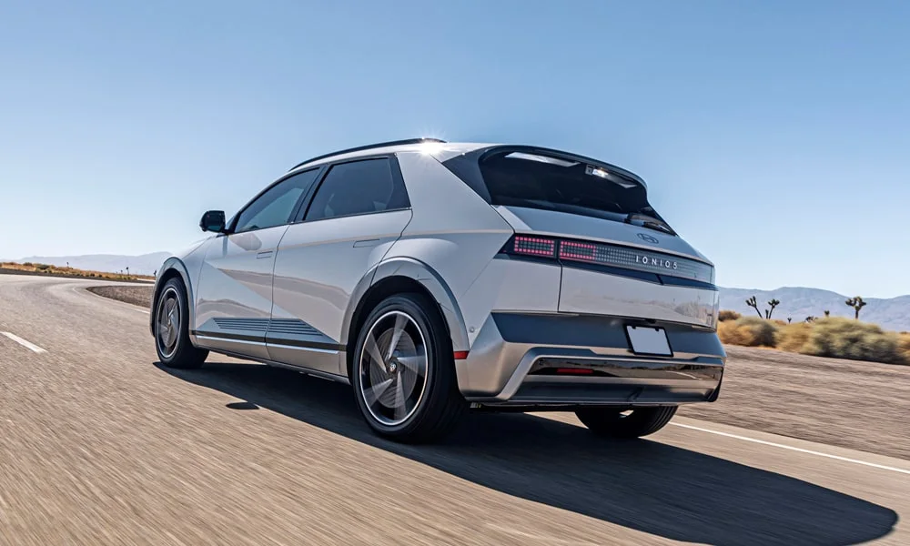 Фото Hyundai IONIQ 5 (2024) — вид сзади, фото 7. Белый кузов сзади — фонари и бампер определяют ночной образ модели. Светодиодная полоса или раздельные секции — задняя оптика стала главным украшением кормы Hyundai IONIQ 5 (2024) — вид сзади, фото 7