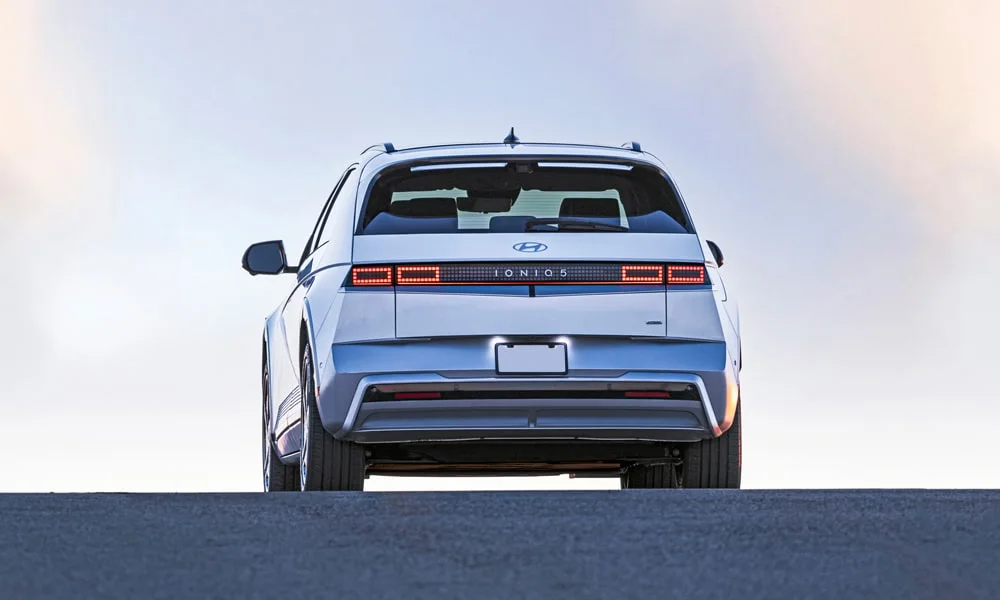 Фото Hyundai IONIQ 5 (2024) — вид сзади, фото 8. Графика фонарей, бампер и оформление пятой двери. Насадки выхлопа или их имитация внизу бампера различают версии Hyundai IONIQ 5 (2024) — вид сзади, фото 8