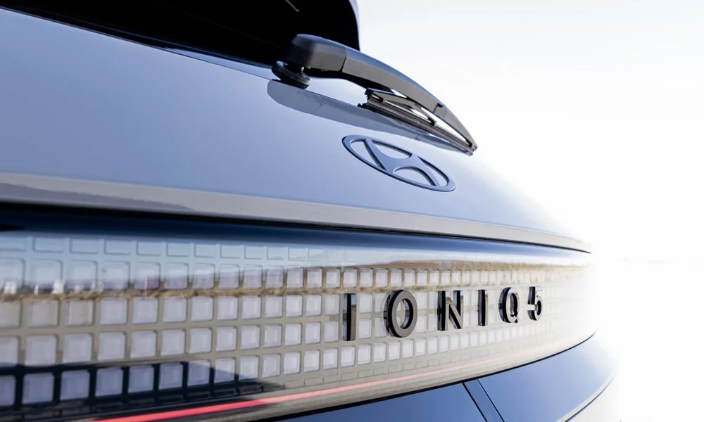 Фото Hyundai IONIQ 5 (2024) — вид сзади, фото 9. Синий кузов сзади — фонари и бампер определяют ночной образ модели. Светодиодная полоса или раздельные секции — задняя оптика стала главным украшением кормы Hyundai IONIQ 5 (2024) — вид сзади, фото 9