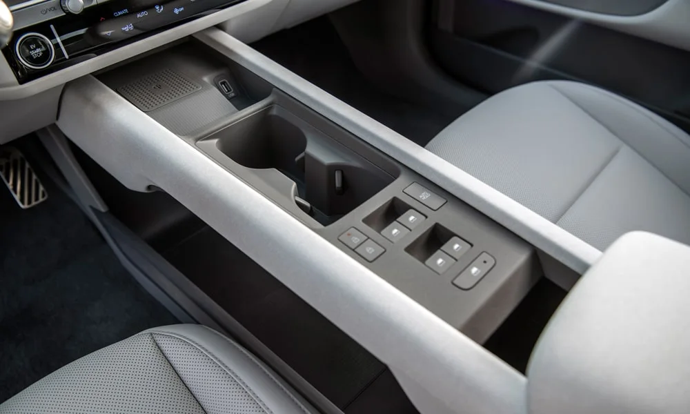 Фото Hyundai IONIQ 5 — центральная консоль, фото 2. Бокс консоли открыт: организация хранения между креслами. Прорезиненное дно ниш удерживает мелочи в поворотах Hyundai IONIQ 5 — центральная консоль, фото 2