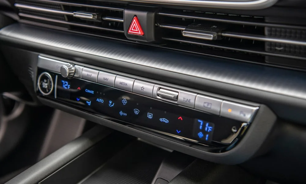 Фото Hyundai IONIQ 5 — блок климат-контроля. Физические клавиши температуры и обдува. Раздельные зоны позволяют водителю и пассажиру выбрать свою температуру Hyundai IONIQ 5 — блок климат-контроля