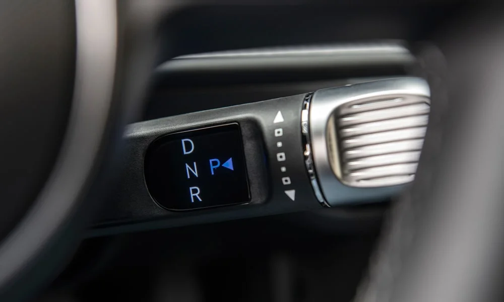 Фото Hyundai IONIQ 5 — подрулевой переключатель. Рычаг на рулевой колонке — управление без отрыва рук от руля Hyundai IONIQ 5 — подрулевой переключатель