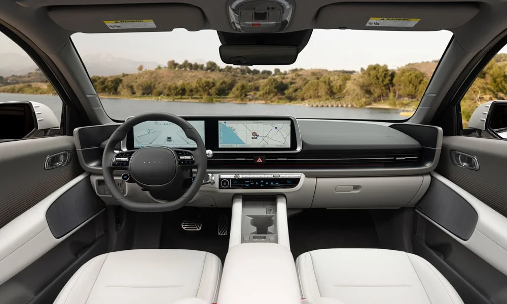 Фото Hyundai IONIQ 5 — передняя панель, фото 4. Архитектура передней панели: ярусы, вставки и консоль в светло-серой гамме. Минимум физических кнопок — ставка на экранное управление Hyundai IONIQ 5 — передняя панель, фото 4