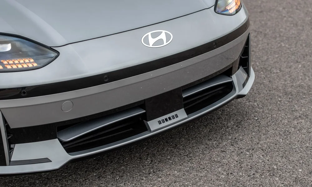 Фото Hyundai IONIQ 5 — вид спереди, фото 18. Анфас: пропорции капота, посадка кузова и графика ходовых огней Hyundai IONIQ 5 — вид спереди, фото 18