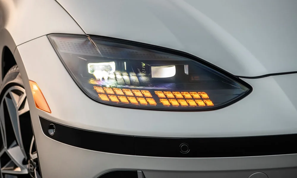 Фото Hyundai IONIQ 5 — передняя оптика. Начинка фары: модули ближнего и дальнего света, ходовые огни. Светодиодная оптика служит весь срок жизни машины без замены ламп Hyundai IONIQ 5 — передняя оптика