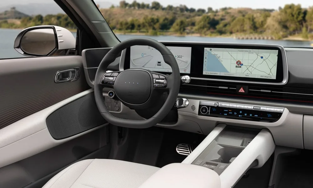 Фото Hyundai IONIQ 5 — интерьер, фото 3. Общий план салона: архитектура панели, консоль и кресла. Уровень отделки читается по стыкам панелей и мягким поверхностям в зонах касания Hyundai IONIQ 5 — интерьер, фото 3