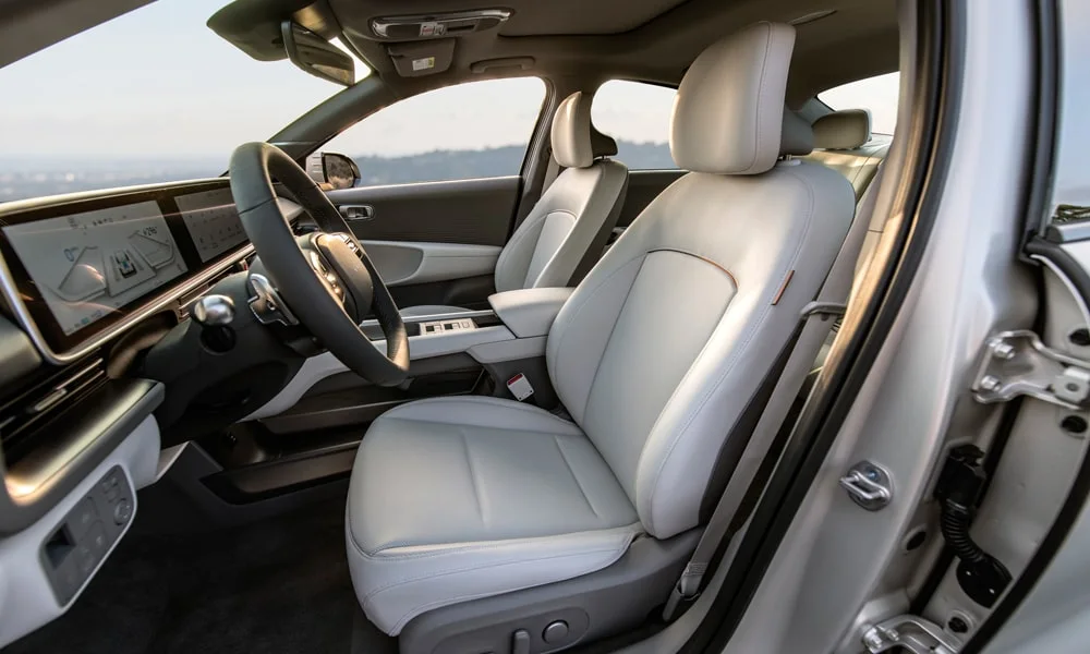 Фото Hyundai IONIQ 5 — интерьер, фото 4. Интерьер с светло-серой отделкой — видно сочетание материалов панели и кресел Hyundai IONIQ 5 — интерьер, фото 4