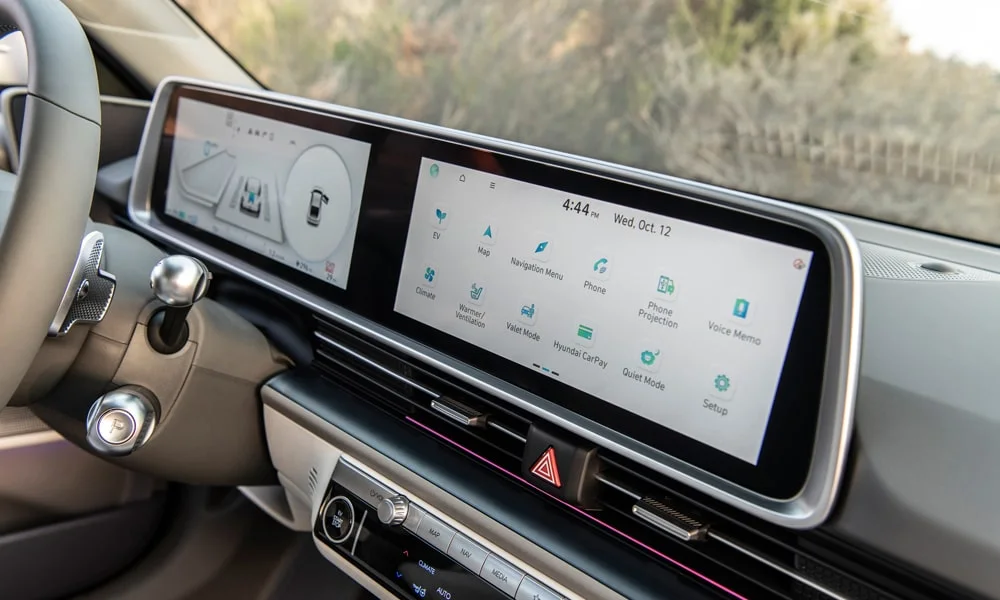Фото Hyundai IONIQ 5 — экран мультимедиа, фото 3. Интерфейс медиасистемы крупным планом. Быстрота отклика интерфейса важнее диагонали — оцените её на тест-драйве Hyundai IONIQ 5 — экран мультимедиа, фото 3