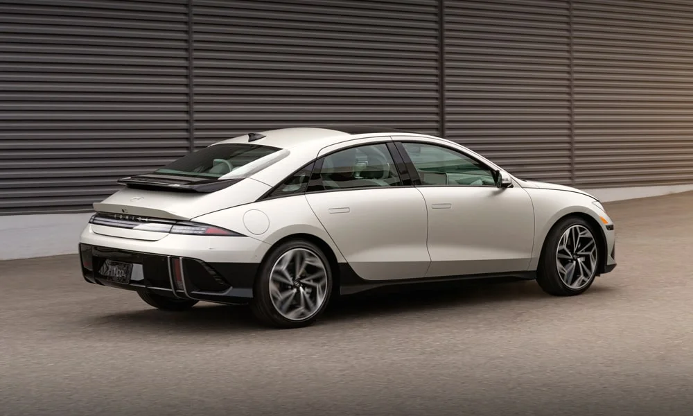 Фото Hyundai IONIQ 5 — вид сзади, фото 11. Белый кузов сзади — фонари и бампер определяют ночной образ модели. Светодиодная полоса или раздельные секции — задняя оптика стала главным украшением кормы Hyundai IONIQ 5 — вид сзади, фото 11