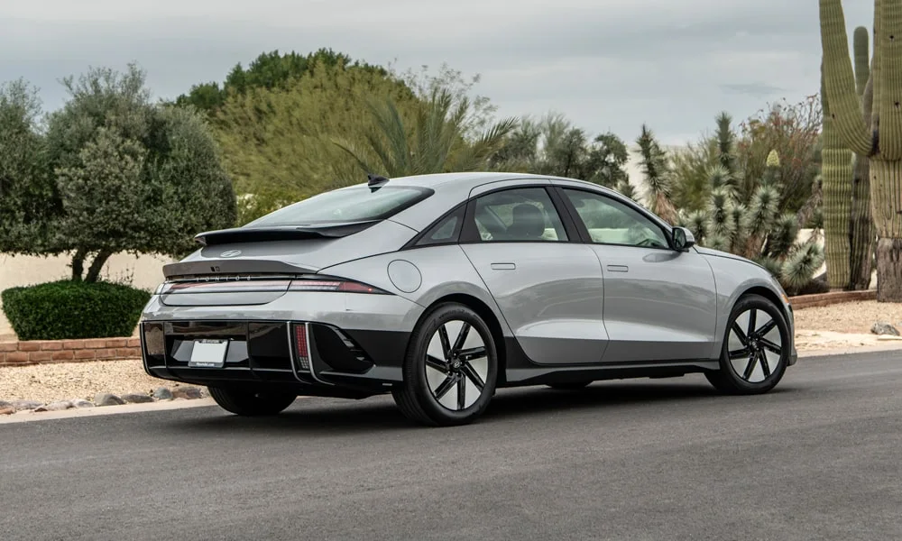 Фото Hyundai IONIQ 5 — вид сзади, фото 14. Серый кузов сзади — фонари и бампер определяют ночной образ модели. Насадки выхлопа или их имитация внизу бампера различают версии Hyundai IONIQ 5 — вид сзади, фото 14