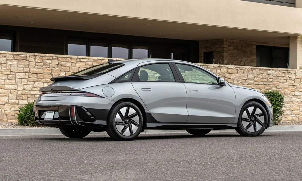 Фото Hyundai IONIQ 5 — вид сзади, фото 15. Графика фонарей, бампер и оформление пятой двери. Светодиодная полоса или раздельные секции — задняя оптика стала главным украшением кормы Hyundai IONIQ 5 — вид сзади, фото 15