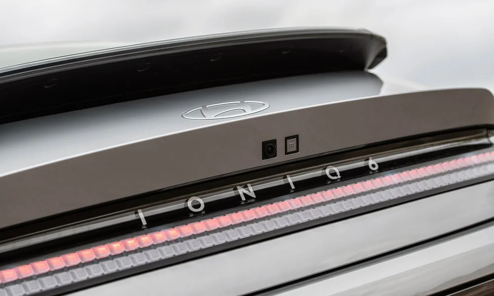 Фото Hyundai IONIQ 5 — крыша, фото 2. Крыша сверху: остекление, рейлинги и антенна-плавник. Панорамное стекло зрительно увеличивает салон; шторка спасает в жару Hyundai IONIQ 5 — крыша, фото 2