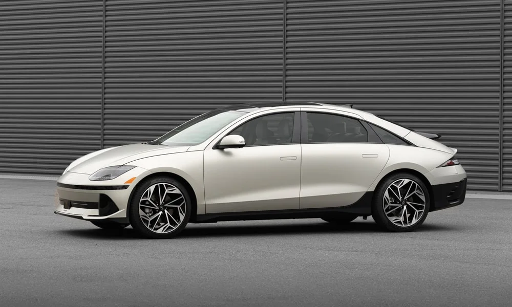 Фото Hyundai IONIQ 5 — вид сбоку, фото 4. Белый кузов в профиль — пропорции, высота посадки и дизайн дисков Hyundai IONIQ 5 — вид сбоку, фото 4