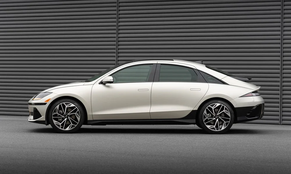 Фото Hyundai IONIQ 5 — вид сбоку, фото 5. Профиль в белом цвете: соотношение колёсной базы и свесов Hyundai IONIQ 5 — вид сбоку, фото 5