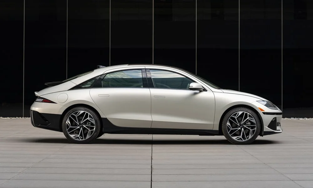 Фото Hyundai IONIQ 5 — вид сбоку, фото 6. Профиль кузова: колёсная база, свесы и линия остекления. Длинная база — простор второго ряда; короткие свесы упрощают парковку Hyundai IONIQ 5 — вид сбоку, фото 6