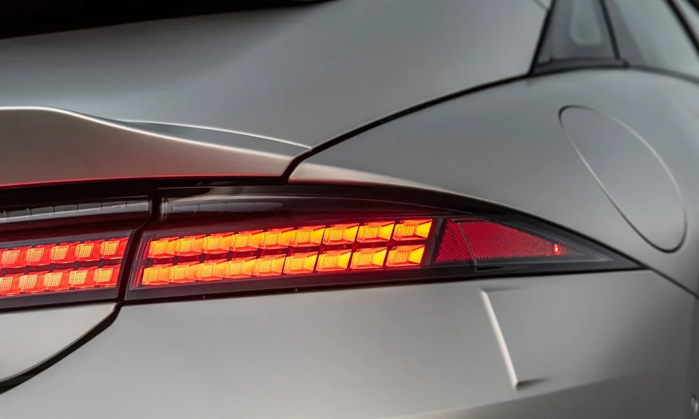Фото Hyundai IONIQ 5 — задние фонари. Рассеиватель фонаря вблизи: компоновка секций габарита, стопа и поворотника. Динамические поворотники с бегущей индикацией встречаются в старших комплектациях Hyundai IONIQ 5 — задние фонари
