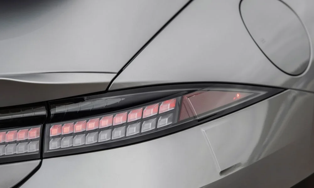 Фото Hyundai IONIQ 5 — задние фонари, фото 2. Графика секций крупным планом — ночная подпись модели Hyundai IONIQ 5 — задние фонари, фото 2