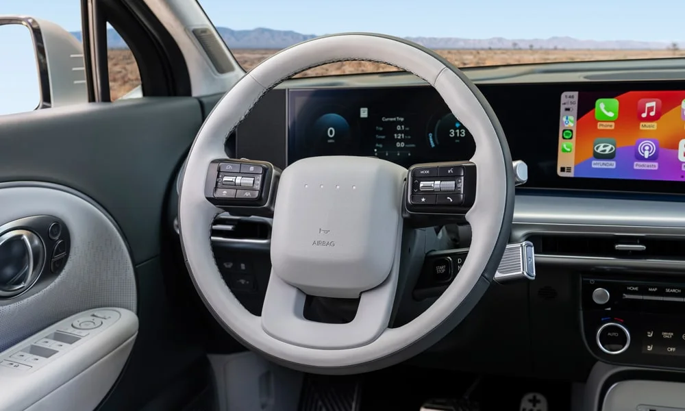 Фото Hyundai IONIQ 9 (2024) — руль. Обшивка обода и компоновка спиц крупным планом. Правильная посадка: руки на «9 и 3», приборы читаются поверх обода Hyundai IONIQ 9 (2024) — руль
