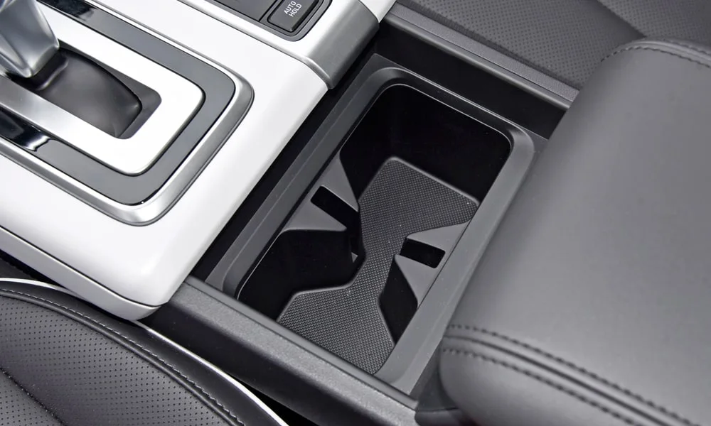 Фото Hyundai ix35 — центральная консоль. Бокс консоли открыт: организация хранения между креслами. Прорезиненное дно ниш удерживает мелочи в поворотах Hyundai ix35 — центральная консоль