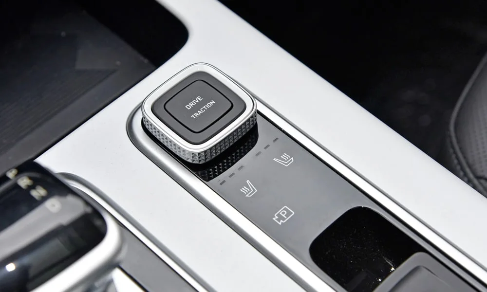 Фото Hyundai ix35 — кнопки управления. Кнопки и переключатели: физическое управление частыми функциями. Подсветка символов ночью — деталь, которую замечаешь каждый вечер Hyundai ix35 — кнопки управления