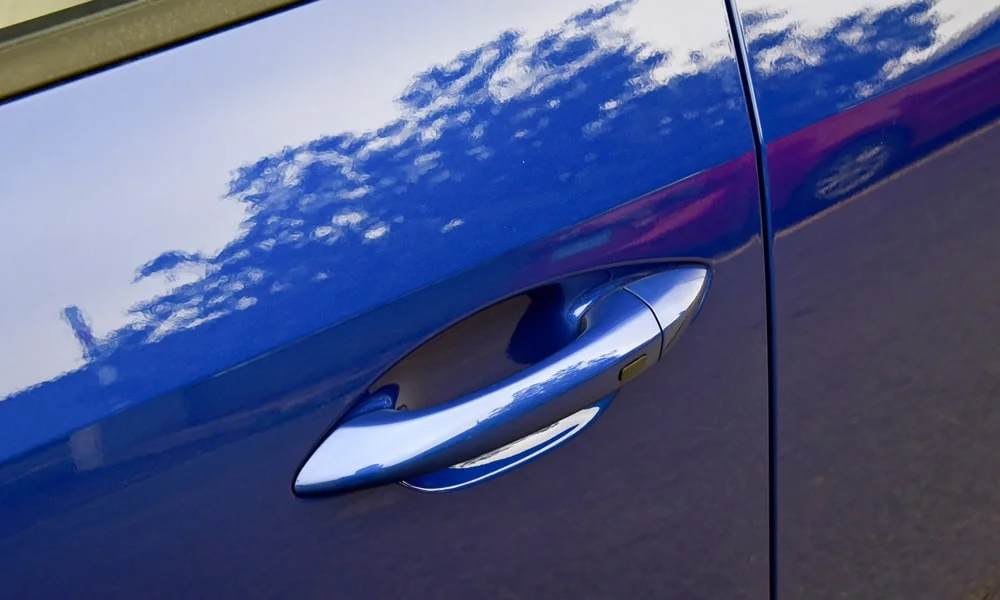Фото Hyundai ix35 — дверная ручка. Зона ручки крупным планом: подгонка панелей и кромок Hyundai ix35 — дверная ручка