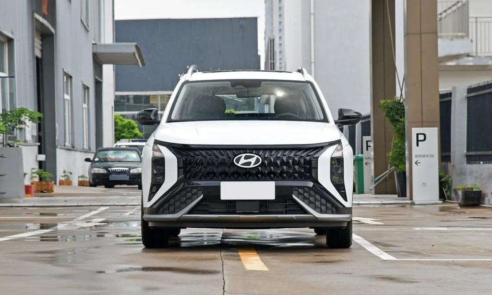 Фото Hyundai ix35 — вид спереди, фото 4. Белый кузов, строгая симметрия оптики — базовый ракурс знакомства с дизайном Hyundai ix35 — вид спереди, фото 4
