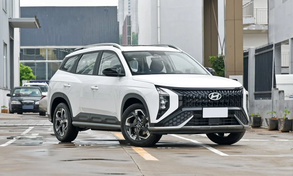 Фото Hyundai ix35 — вид спереди, фото 5. Белый кузов, строгая симметрия оптики — базовый ракурс знакомства с дизайном. Дневные ходовые огни включаются автоматически с запуском Hyundai ix35 — вид спереди, фото 5