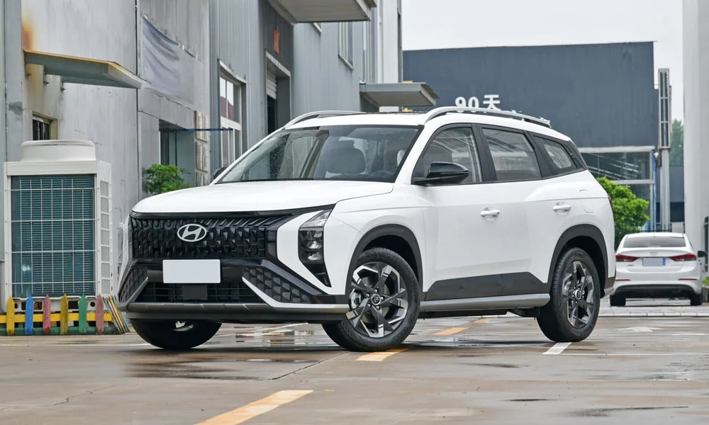 Фото Hyundai ix35 — вид спереди, фото 6. Передок в белом исполнении — крупная светотехника и выразительный бампер Hyundai ix35 — вид спереди, фото 6