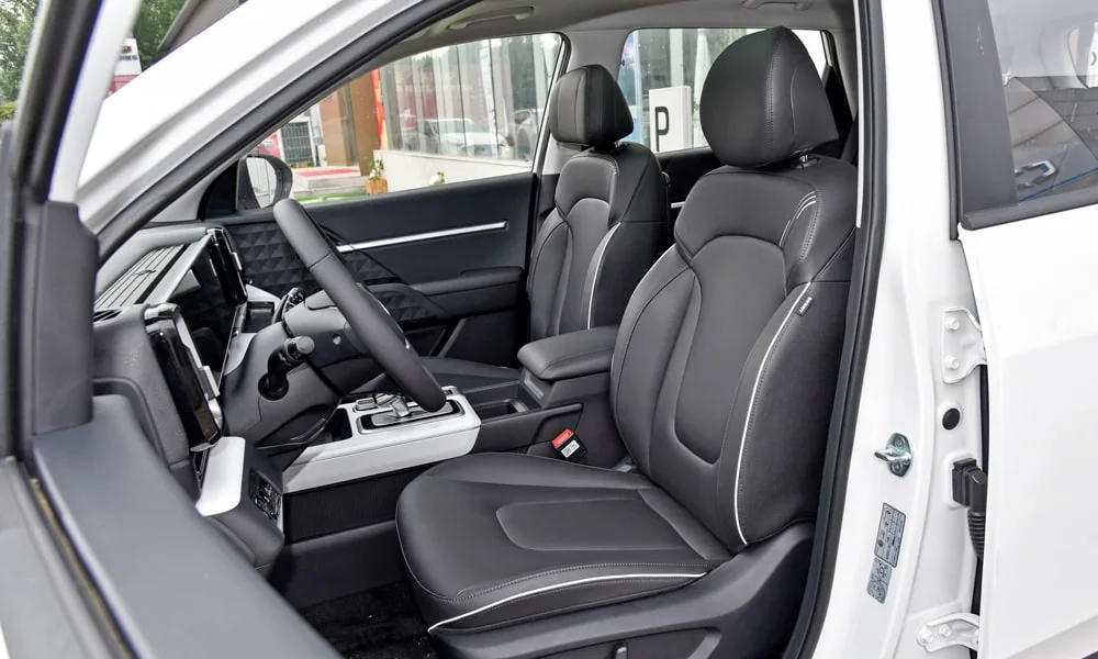 Фото Hyundai ix35 — передние сиденья. Профиль кресел: боковая поддержка и подголовники. Перфорация обивки нужна для вентиляции — функции старших комплектаций Hyundai ix35 — передние сиденья