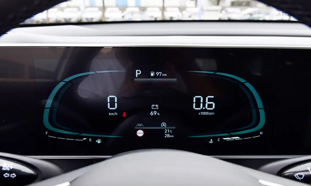 Фото Hyundai ix35 — приборная панель. Скорость, запас хода и подсказки ассистентов перед глазами. Компоновка приборов настраивается в меню у большинства версий Hyundai ix35 — приборная панель