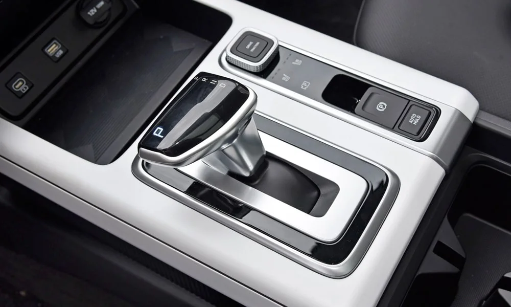 Фото Hyundai ix35 — селектор коробки передач. Селектор трансмиссии на центральной консоли. Режимы движения и электронный ручник собраны рядом с селектором Hyundai ix35 — селектор коробки передач