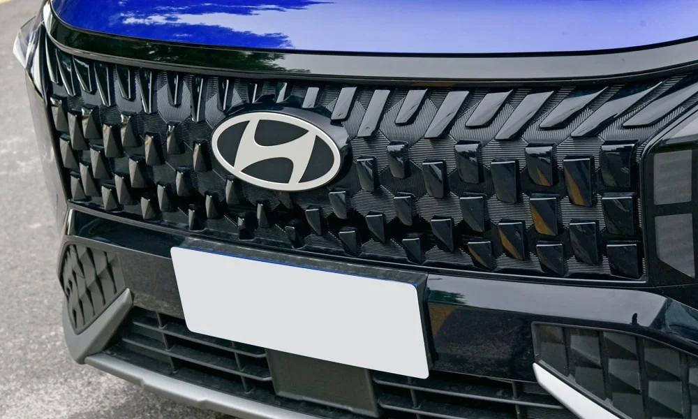 Фото Hyundai ix35 — решётка радиатора. Фирменный рисунок облицовки — визитная карточка марки Hyundai ix35 — решётка радиатора