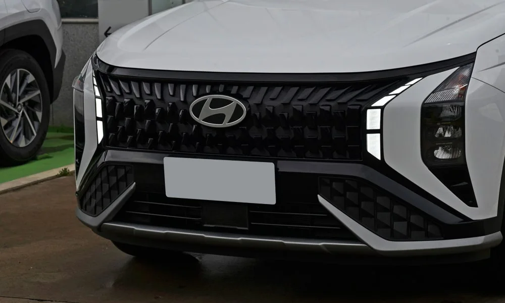 Фото Hyundai ix35 — решётка радиатора, фото 2. Рисунок решётки: сетка, ламели или глухая панель у электроверсий. За решёткой у многих комплектаций стоит радар адаптивного круиз-контроля Hyundai ix35 — решётка радиатора, фото 2