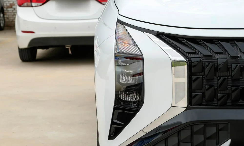 Фото Hyundai ix35 — интерьер, фото 3. Общий план салона: архитектура панели, консоль и кресла. Уровень отделки читается по стыкам панелей и мягким поверхностям в зонах касания Hyundai ix35 — интерьер, фото 3