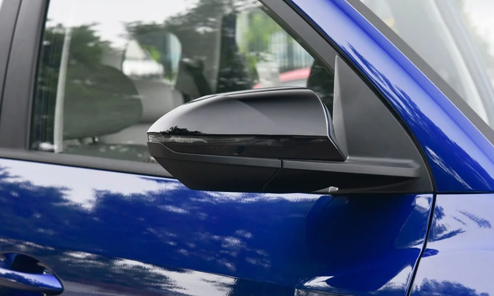 Фото Hyundai ix35 — наружное зеркало. Корпус зеркала в цвет кузова или контрастный чёрный — зависит от комплектации Hyundai ix35 — наружное зеркало