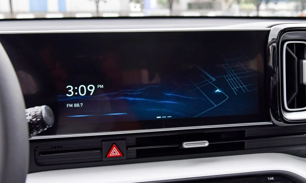 Фото Hyundai ix35 — экран мультимедиа. Горизонтальный экран мультимедиа на передней панели. Быстрота отклика интерфейса важнее диагонали — оцените её на тест-драйве Hyundai ix35 — экран мультимедиа