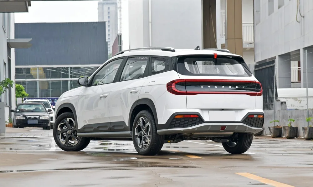 Фото Hyundai ix35 — вид сзади, фото 5. Корма в белом цвете: графика фонарей и пластика пятой двери. Насадки выхлопа или их имитация внизу бампера различают версии Hyundai ix35 — вид сзади, фото 5