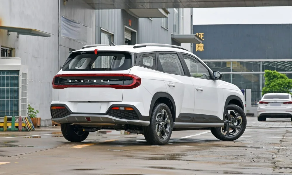 Фото Hyundai ix35 — вид сзади, фото 6. Графика фонарей, бампер и оформление пятой двери. Светодиодная полоса или раздельные секции — задняя оптика стала главным украшением кормы Hyundai ix35 — вид сзади, фото 6