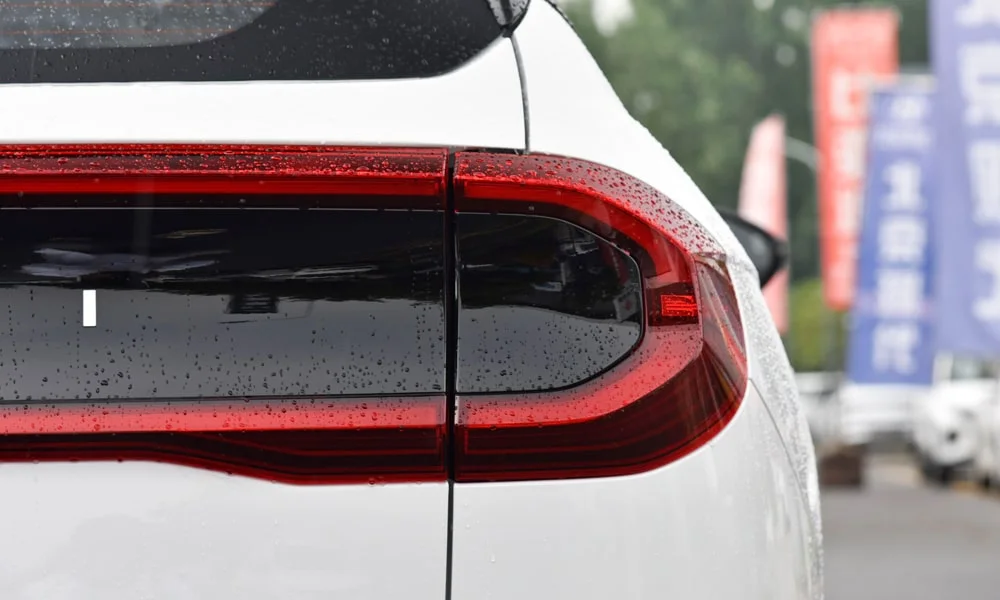 Фото Hyundai ix35 — вид сзади, фото 7. Линия крыши, стойки и задняя дверь в белом исполнении Hyundai ix35 — вид сзади, фото 7